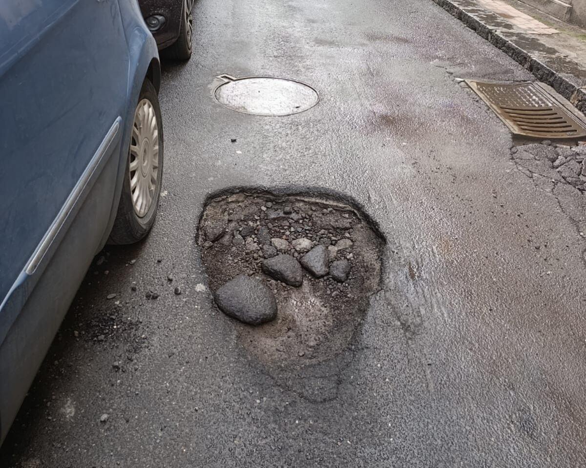 Paternò, buca profonda in via Garibaldi: segnalato pericolo per auto e moto - 