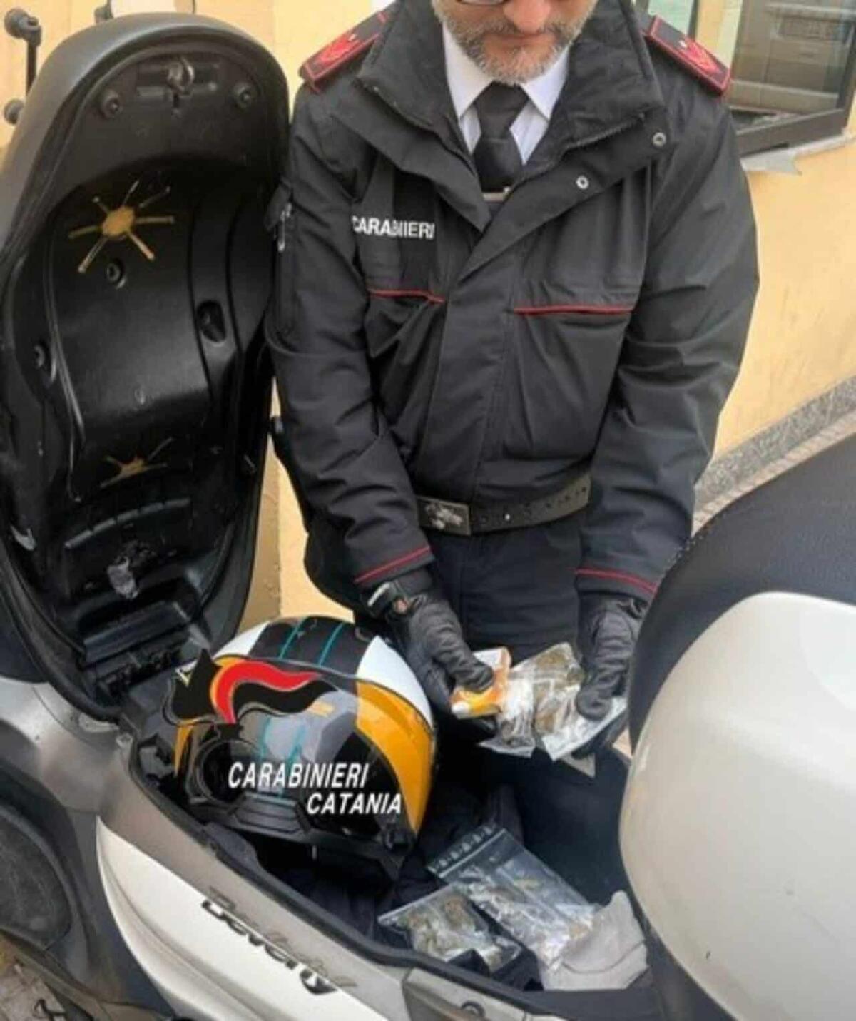 Contromano in scooter a Catania: 16enne beccato con cocaina e marijuana, arrestato - 