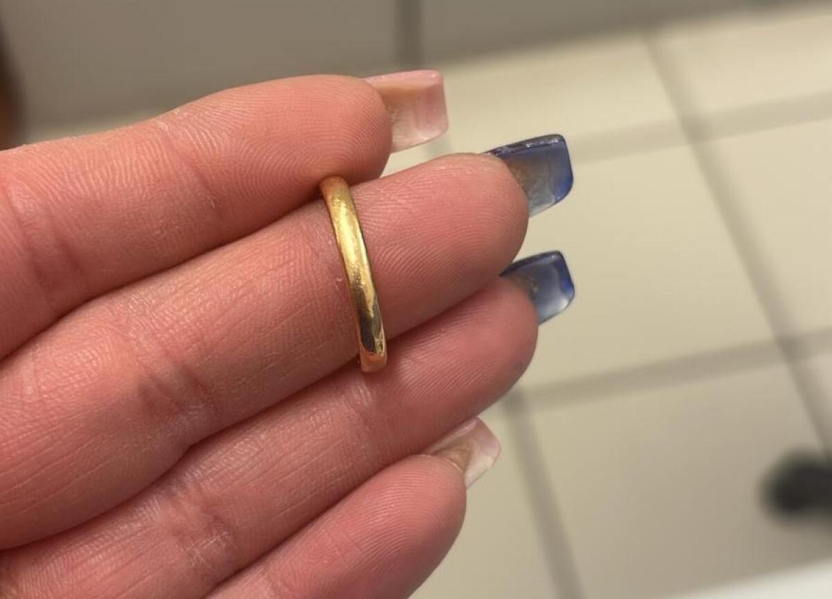 RUBRICA OGGETTI SMARRITI. Fede nuziale ritrovata in un supermercato di Paternò: appello per rintracciare il proprietario - 