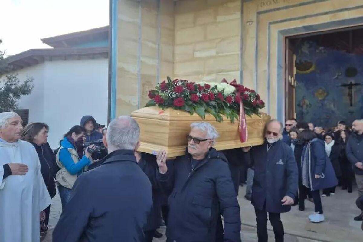 Montagnareale, l’ultimo saluto ai tre cacciatori trovati morti: folla commossa ai funerali - 