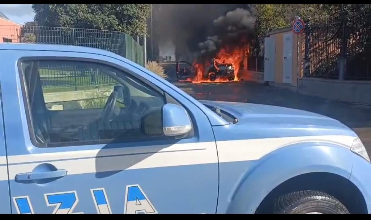 Catania, tenta furto di rame in una cabina elettrica: cortocircuito incendia e distrugge l’auto, arrestato 43enne - 