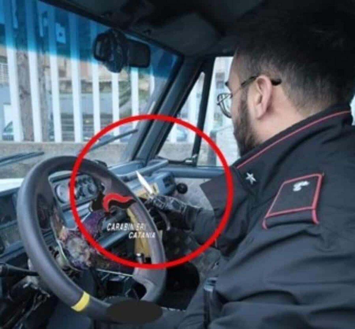 Piedimonte Etneo, girava con un coltello e una falce in macchina: denunciato - 