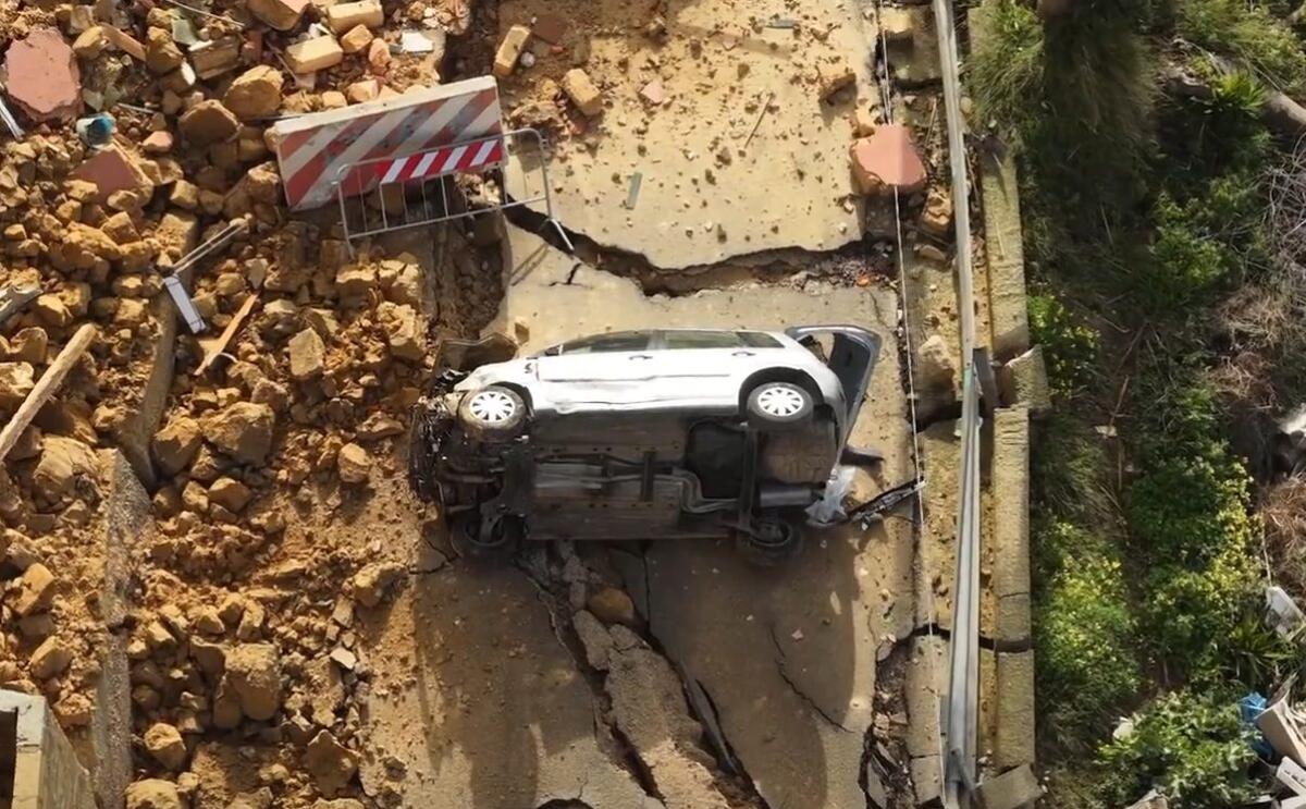 Frana a Niscemi, precipita l’auto-simbolo sospesa per giorni sull’orlo del precipizio - 
