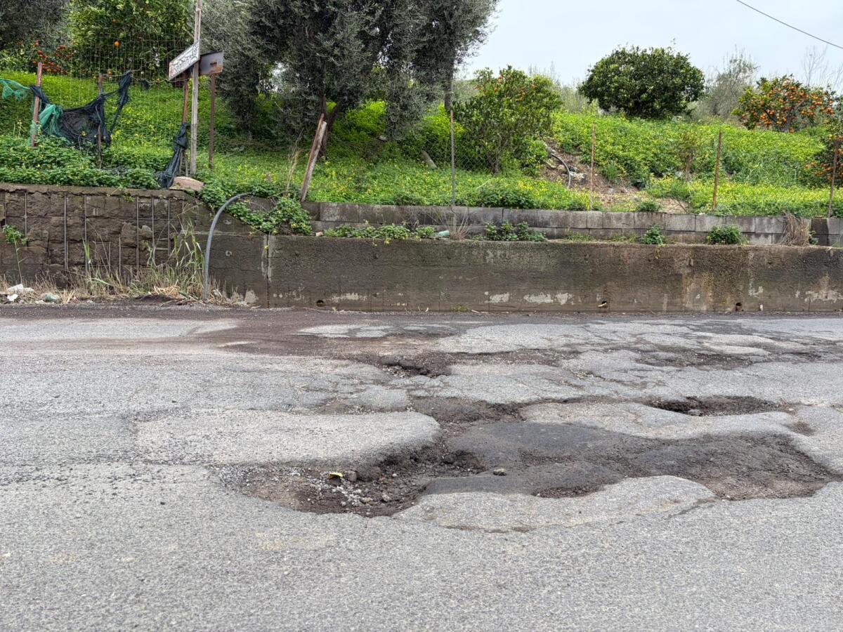 Paternò, buche pericolose sulla SP24 e SP15 nei pressi del Ponte Barca: cresce la preoccupazione degli automobilisti - 