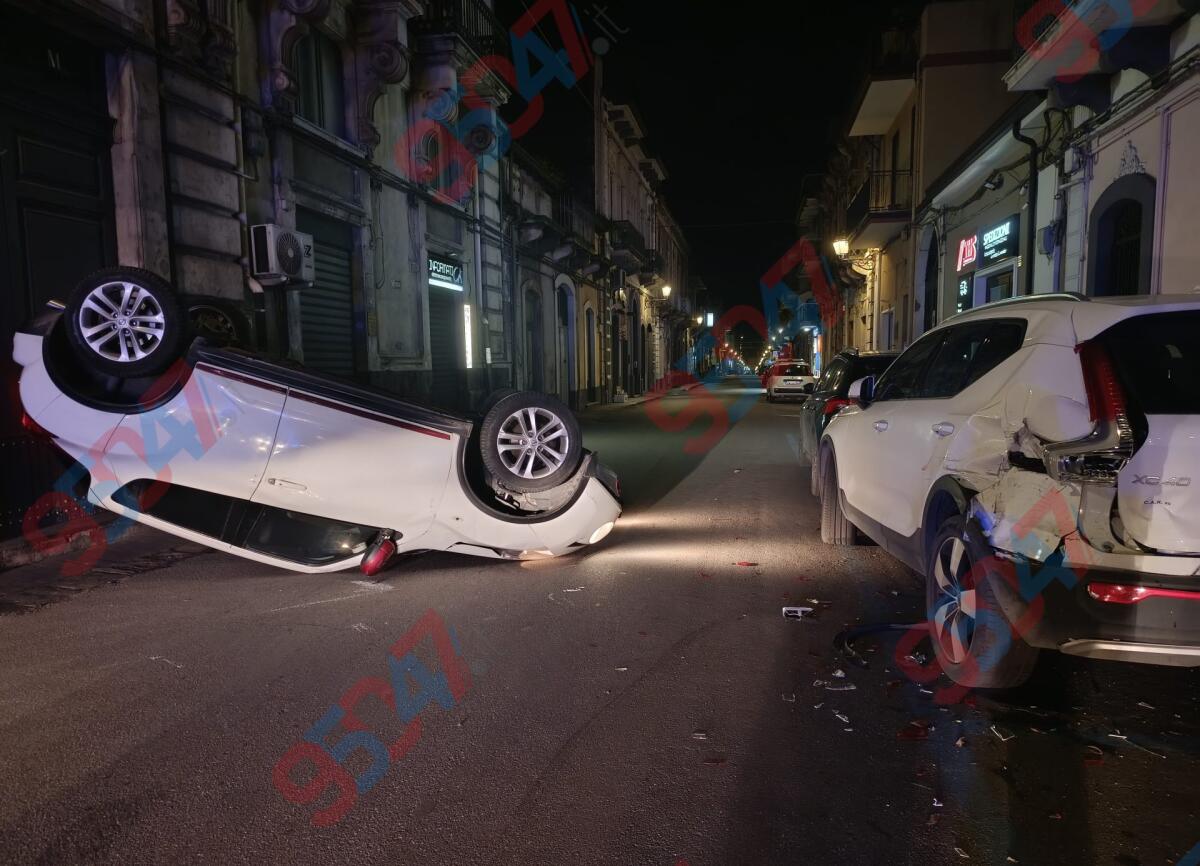 Grave incidente in centro a Paternò: auto si ribalta in via Vittorio Emanuele, due donne in ospedale - 