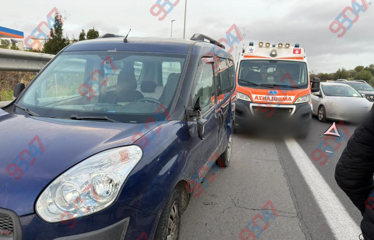 Grave incidente sulla SS121 in direzione Catania:  coinvolte due auto e una moto, lunghe code - 