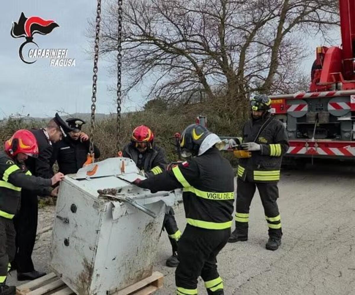 Giarratana, ruspa e autocarro rubati per l’assalto: cassaforte ritrovata nelle campagne - 