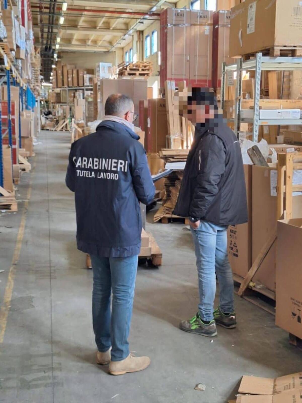 Riposto, vie di fuga ostruite e rampe non protette: controlli sulla sicurezza sul lavoro in una nota azienda commerciale, denunciato il responsabile del punto vendita - 