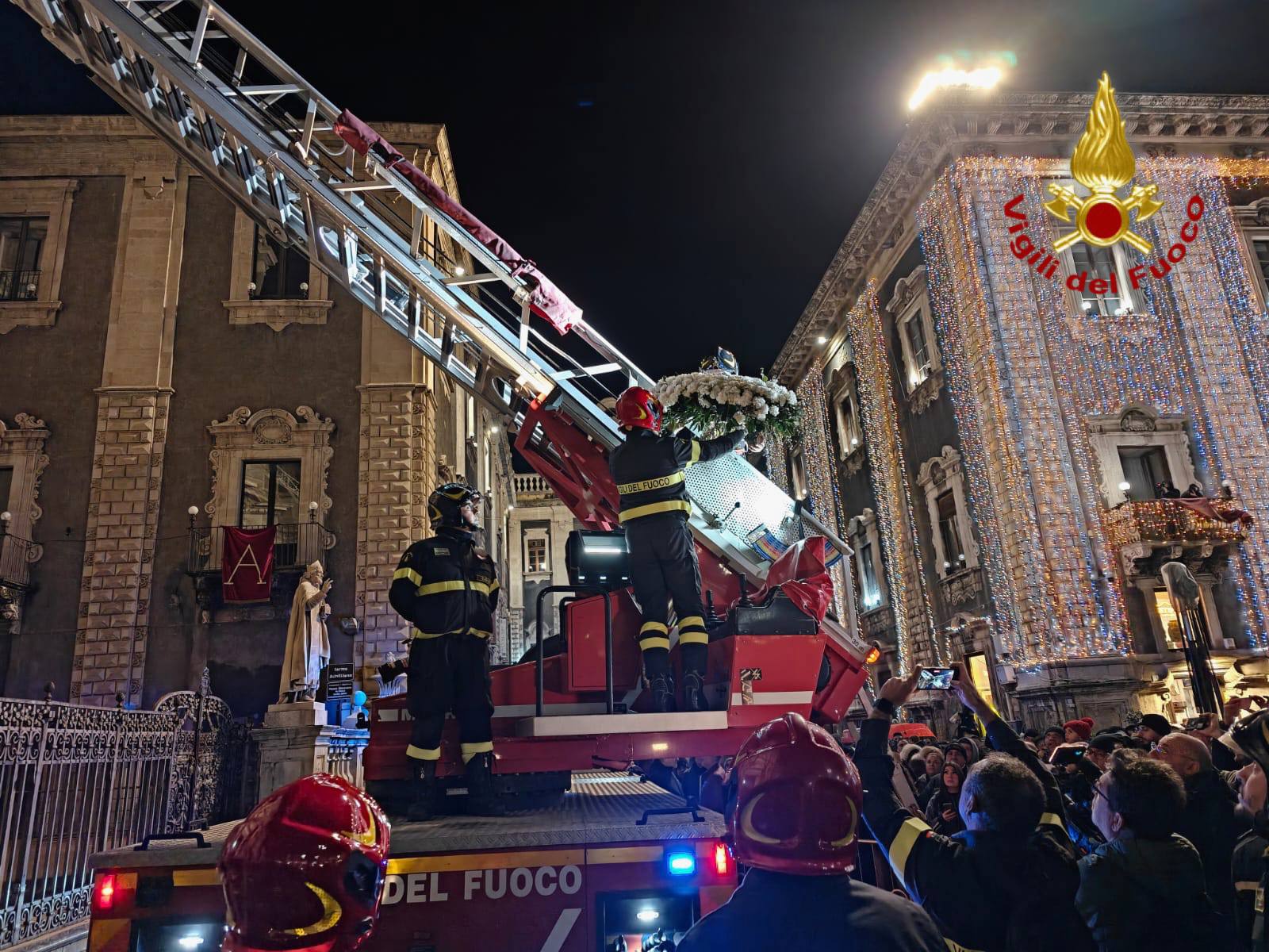 Sant’Agata 2026, le immagini dell’omaggio dei Vigili del Fuoco in piazza Duomo
