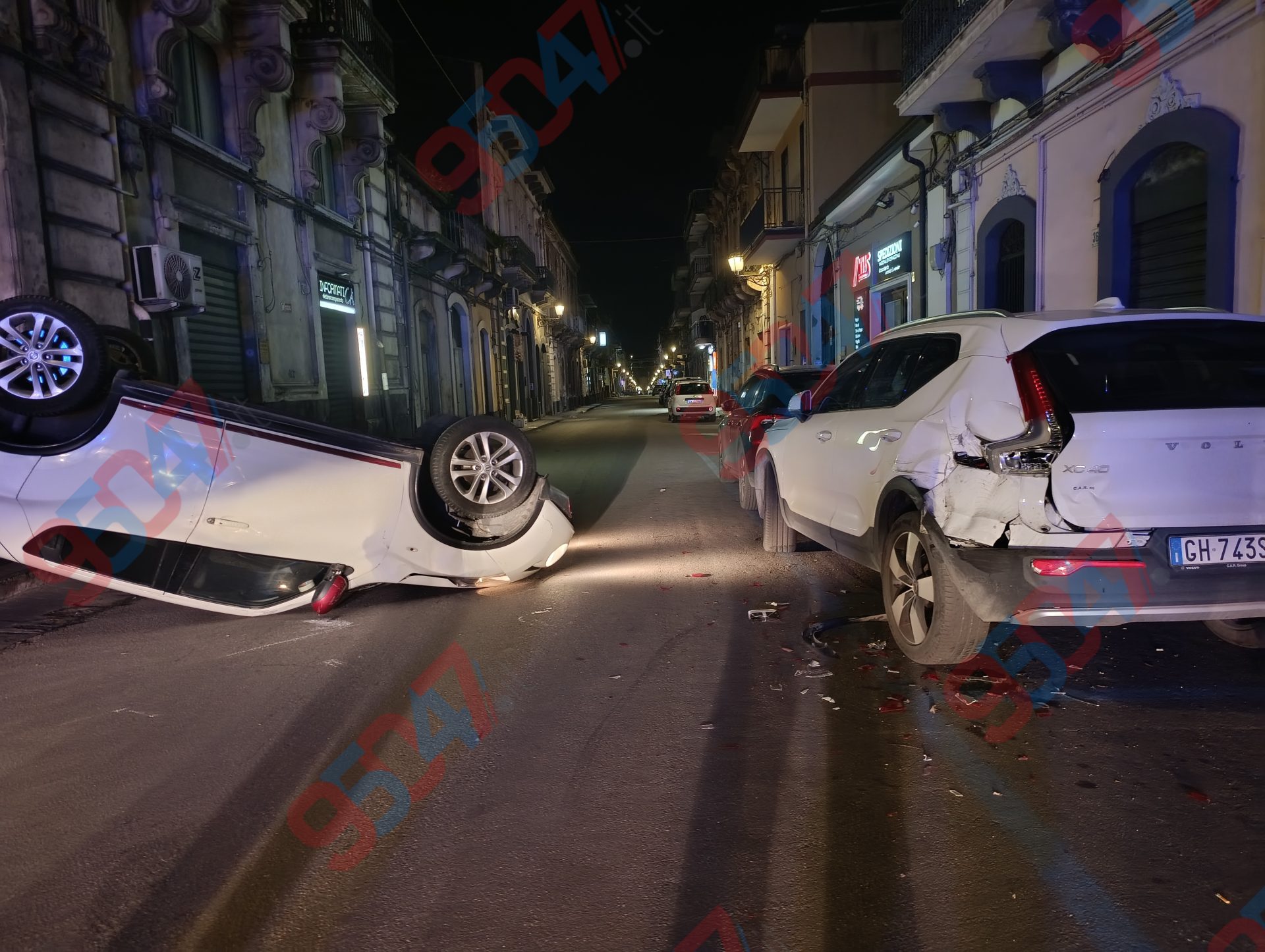 Grave incidente in centro a Paternò: auto si ribalta in via Vittorio Emanuele, due donne in ospedale