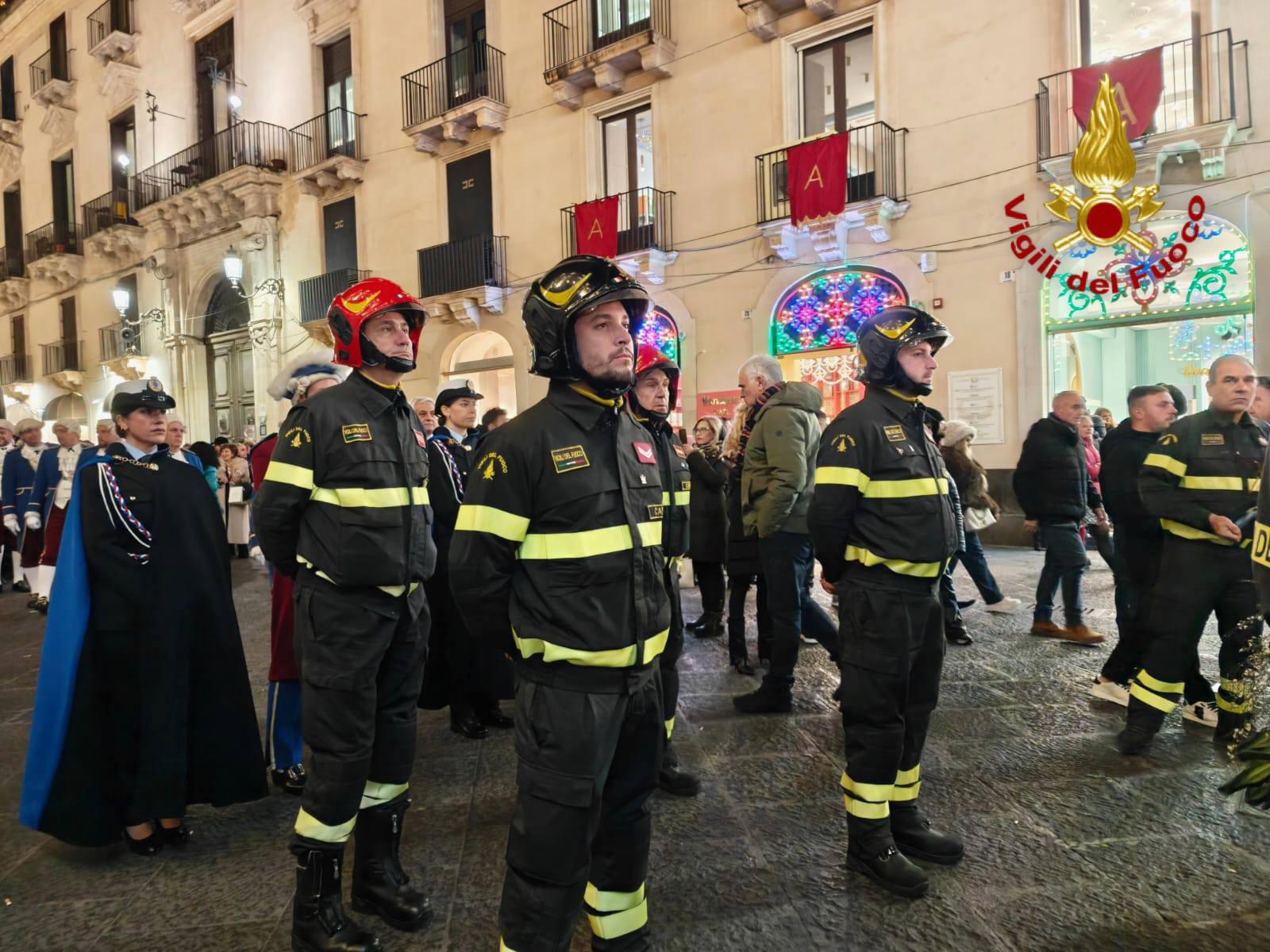 Sant’Agata 2026, le immagini dell’omaggio dei Vigili del Fuoco in piazza Duomo