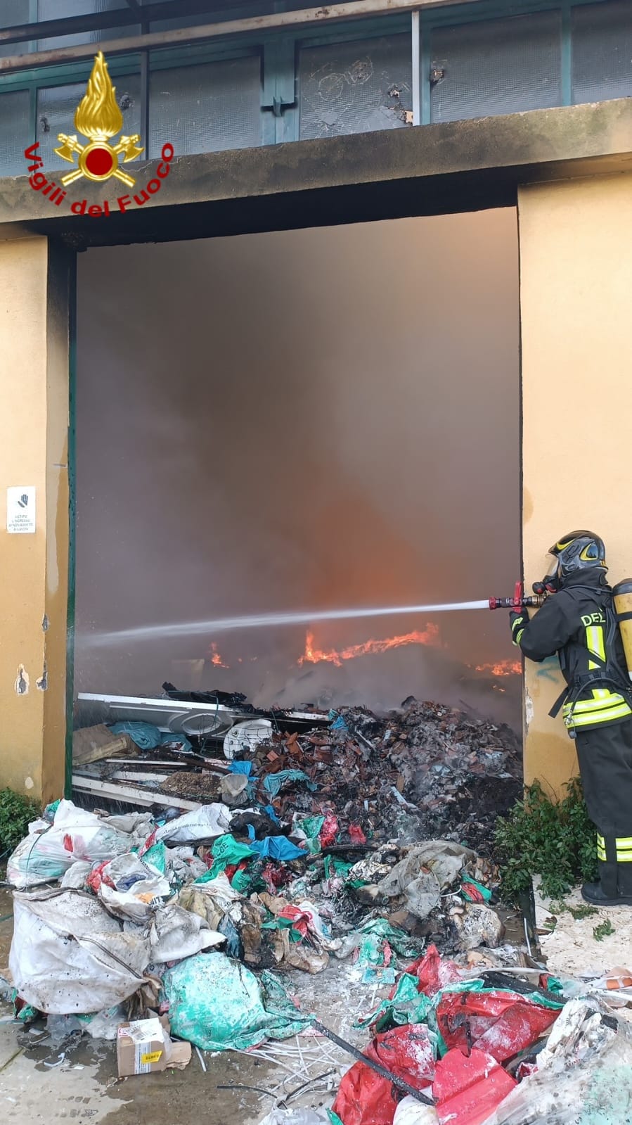 Misterbianco, capannone in fiamme sulla SP54: Vigili del Fuoco in azione