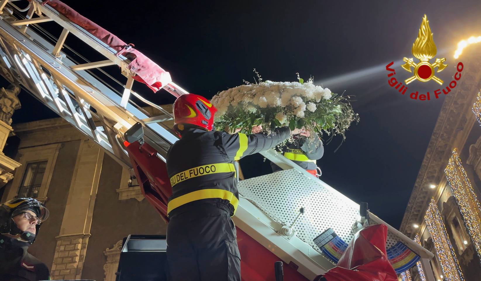 Sant’Agata 2026, le immagini dell’omaggio dei Vigili del Fuoco in piazza Duomo