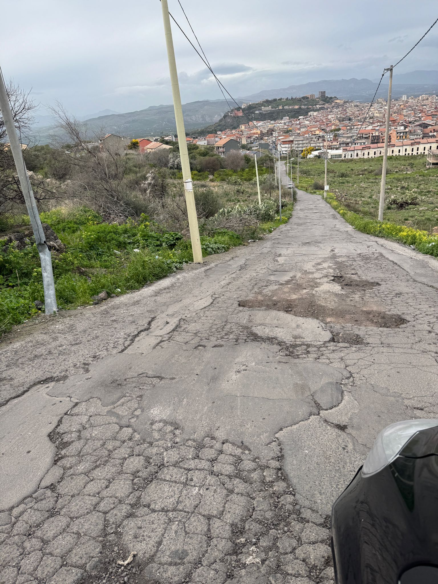 Paternò–Belpasso, via Scala Vecchia sempre più impraticabile: “Salita delle Tre Case distrutta dalle buche”