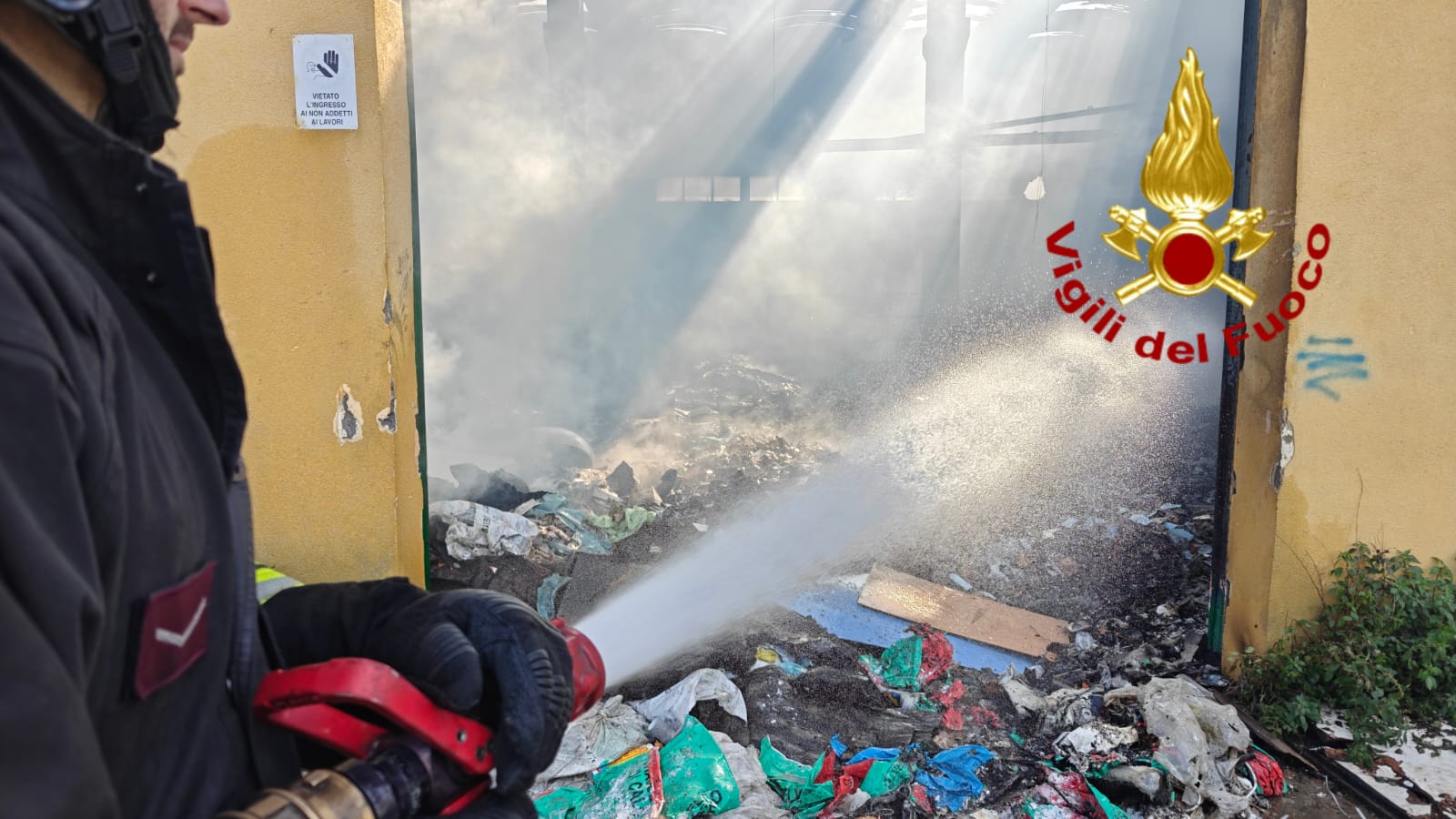 Misterbianco, capannone in fiamme sulla SP54: Vigili del Fuoco in azione