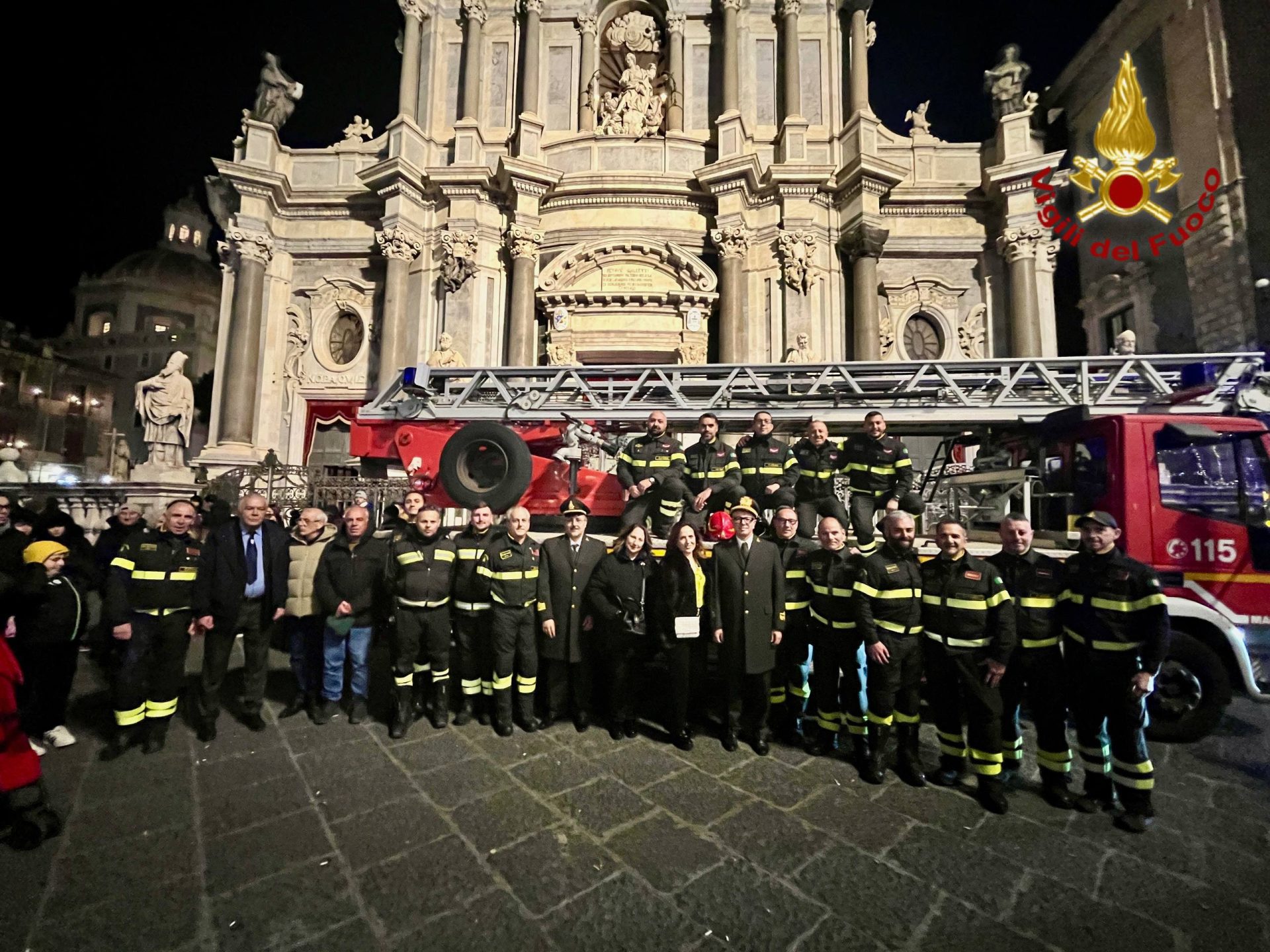Sant’Agata 2026, le immagini dell’omaggio dei Vigili del Fuoco in piazza Duomo