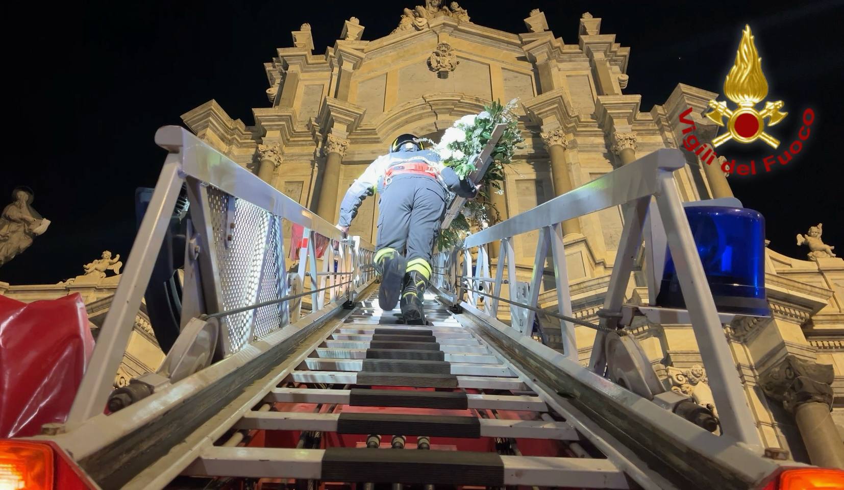 Sant’Agata 2026, le immagini dell’omaggio dei Vigili del Fuoco in piazza Duomo