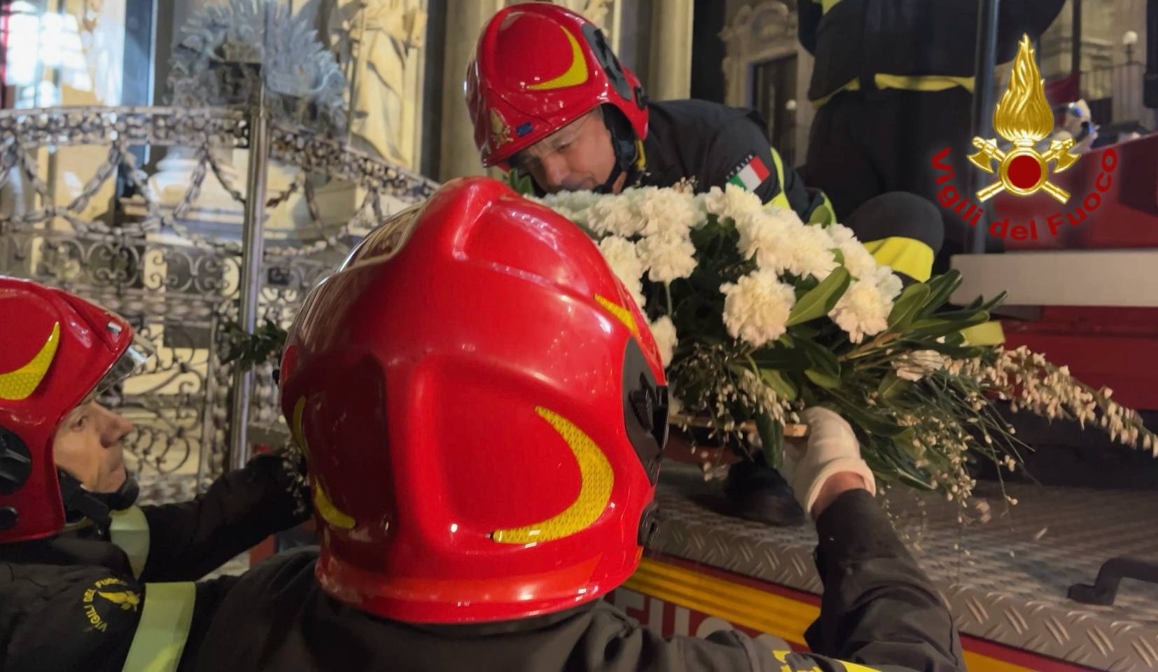 Sant’Agata 2026, le immagini dell’omaggio dei Vigili del Fuoco in piazza Duomo