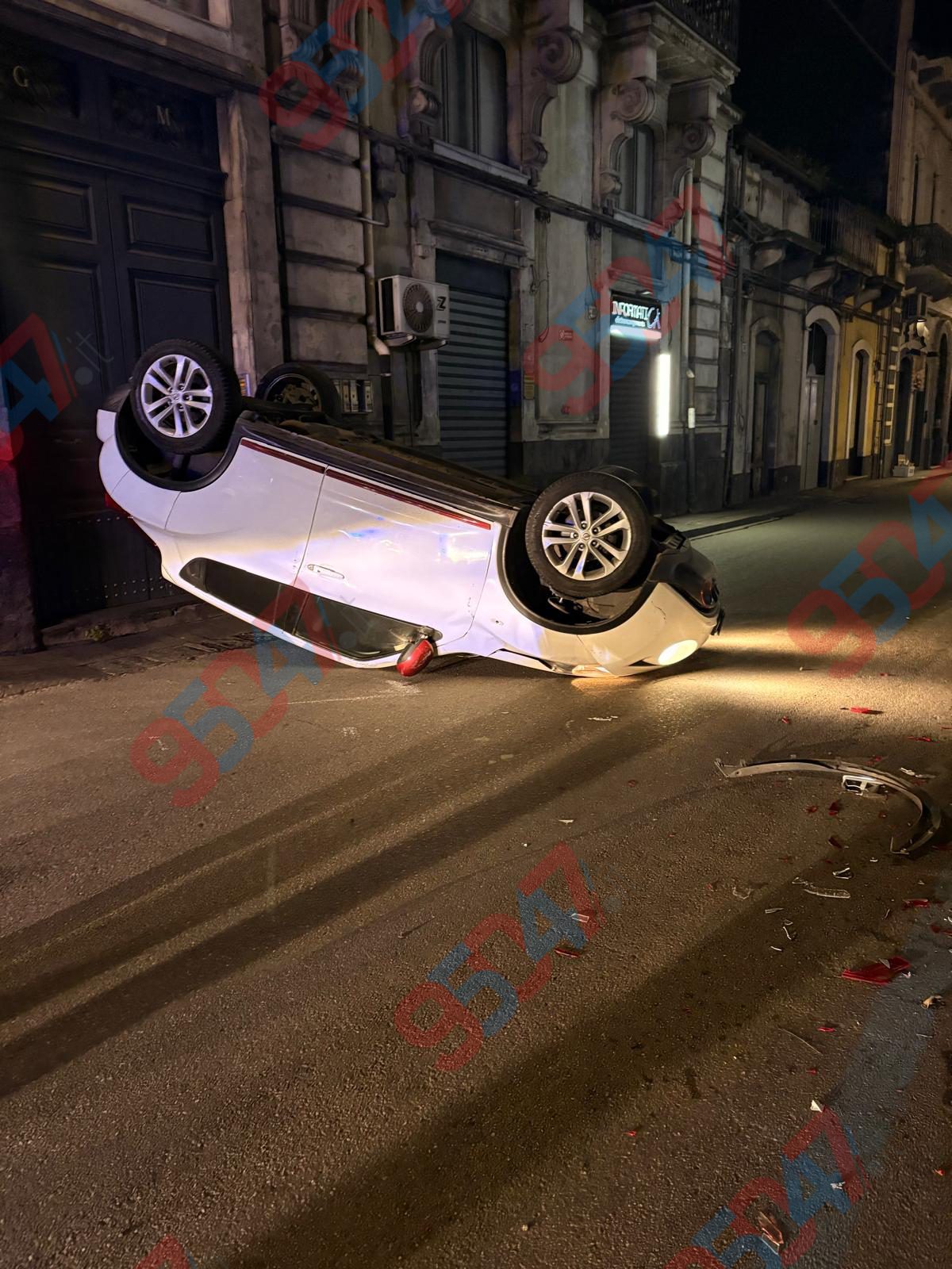 Grave incidente in centro a Paternò: auto si ribalta in via Vittorio Emanuele, due donne in ospedale