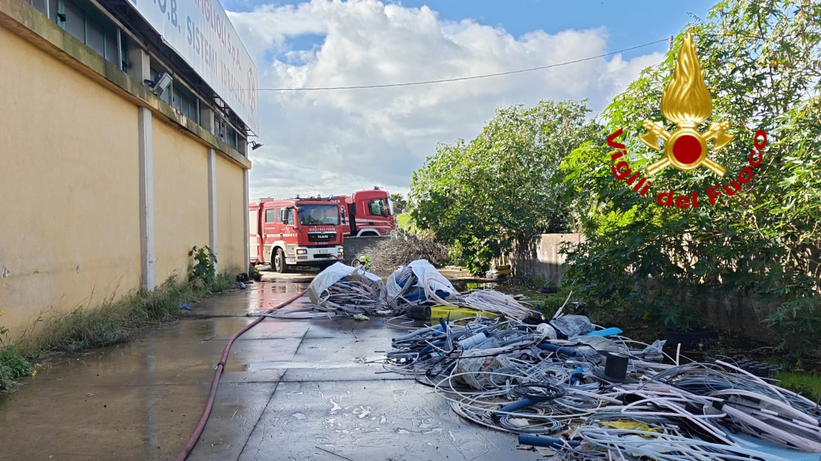 Misterbianco, capannone in fiamme sulla SP54: Vigili del Fuoco in azione