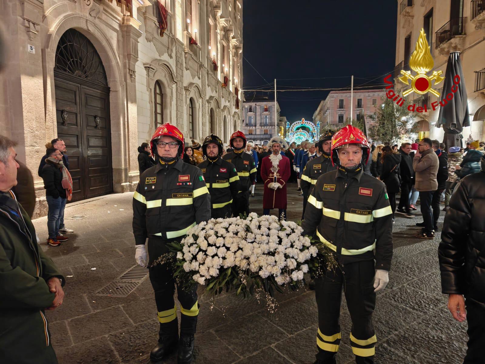 Sant’Agata 2026, le immagini dell’omaggio dei Vigili del Fuoco in piazza Duomo