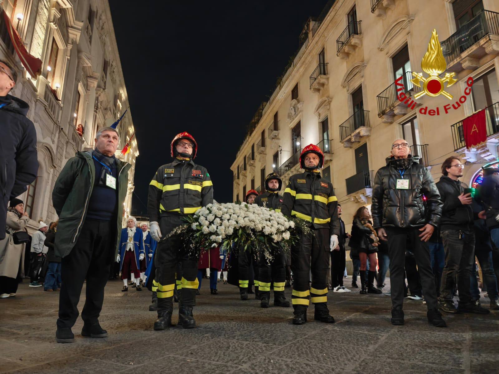 Sant’Agata 2026, le immagini dell’omaggio dei Vigili del Fuoco in piazza Duomo