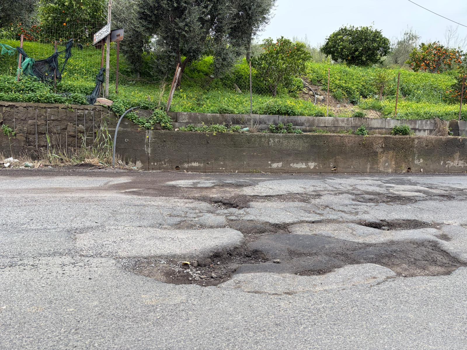 Paternò, buche pericolose sulla SP24 e SP15 nei pressi del Ponte Barca: cresce la preoccupazione degli automobilisti