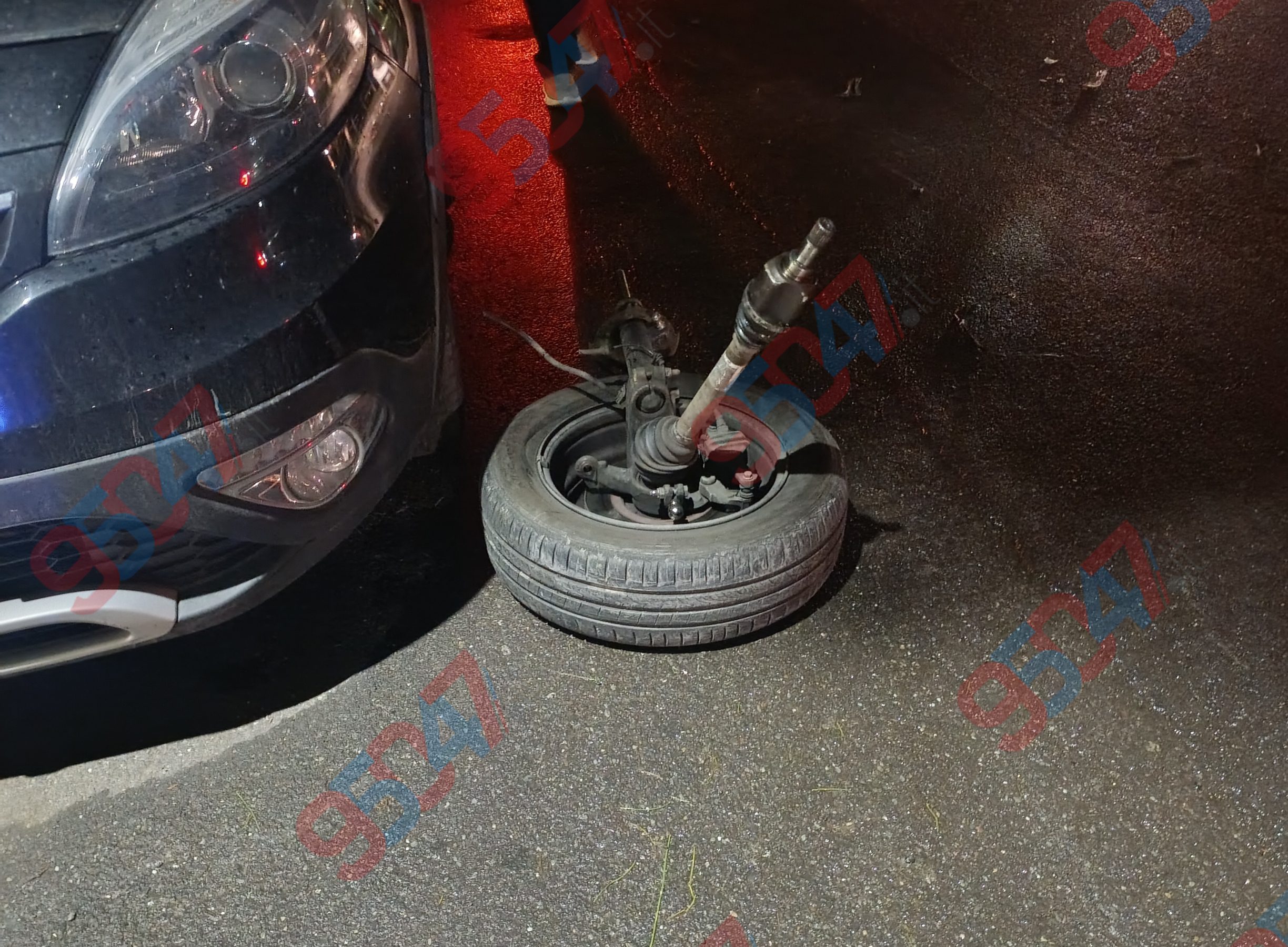 Paternò, scontro tra due auto in via Don Luigi Orione: in una si stacca una ruota, un ferito