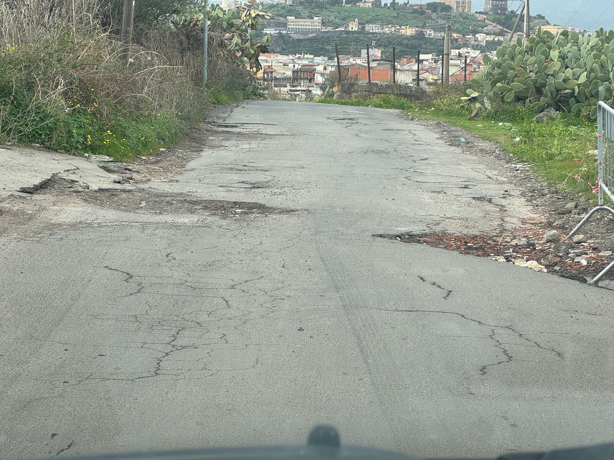 Paternò–Belpasso, via Scala Vecchia sempre più impraticabile: “Salita delle Tre Case distrutta dalle buche”
