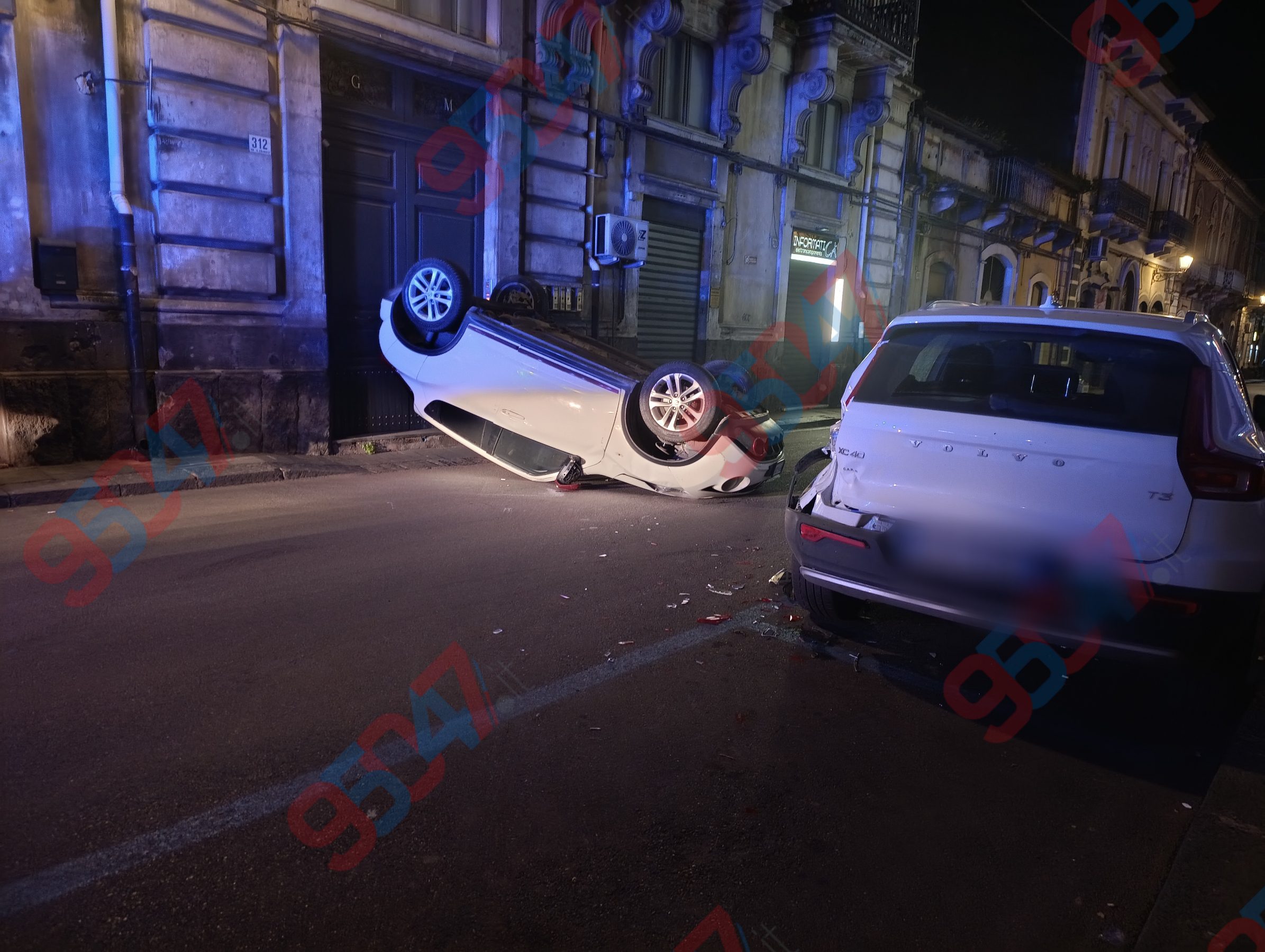 Grave incidente in centro a Paternò: auto si ribalta in via Vittorio Emanuele, due donne in ospedale