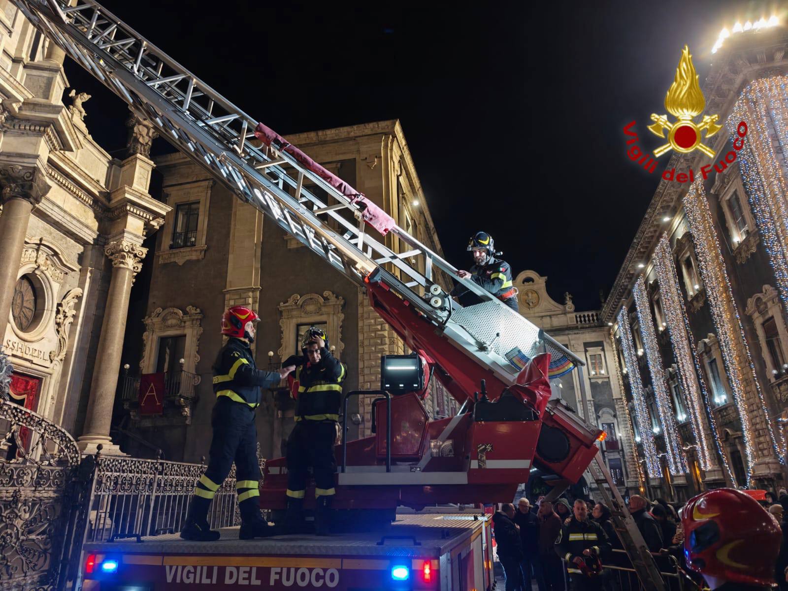 Sant’Agata 2026, le immagini dell’omaggio dei Vigili del Fuoco in piazza Duomo