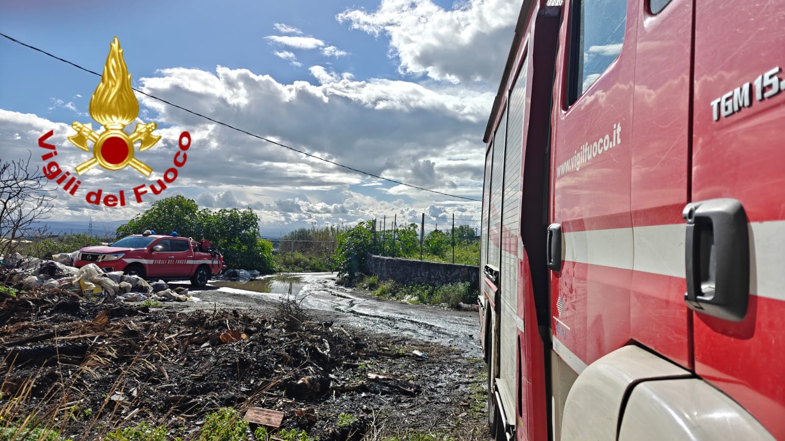 Misterbianco, capannone in fiamme sulla SP54: Vigili del Fuoco in azione