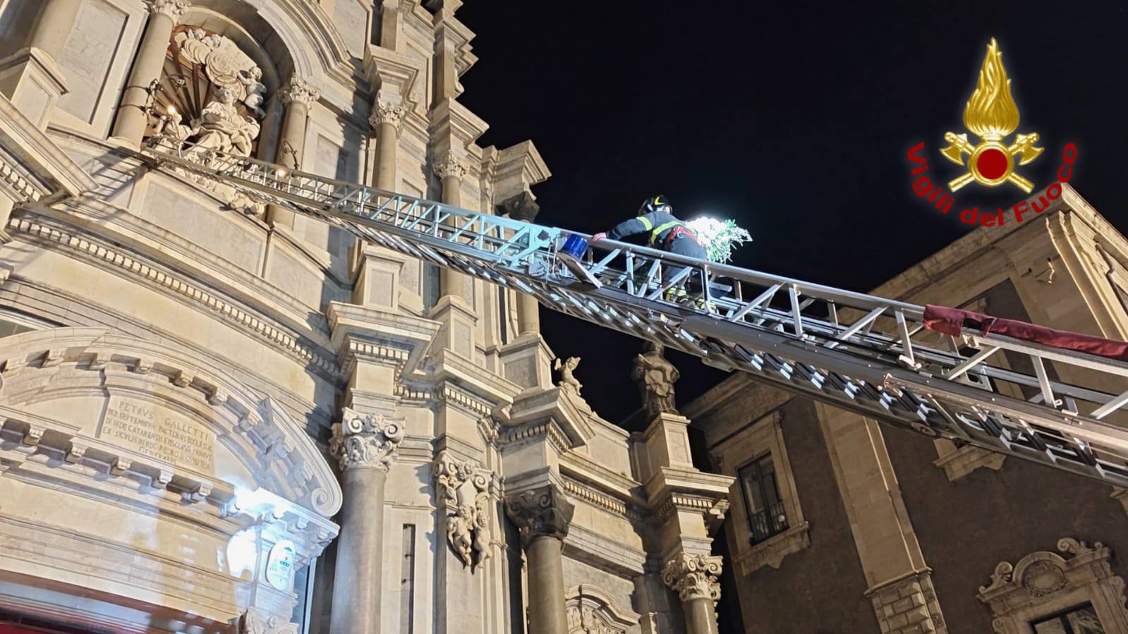 Sant’Agata 2026, le immagini dell’omaggio dei Vigili del Fuoco in piazza Duomo
