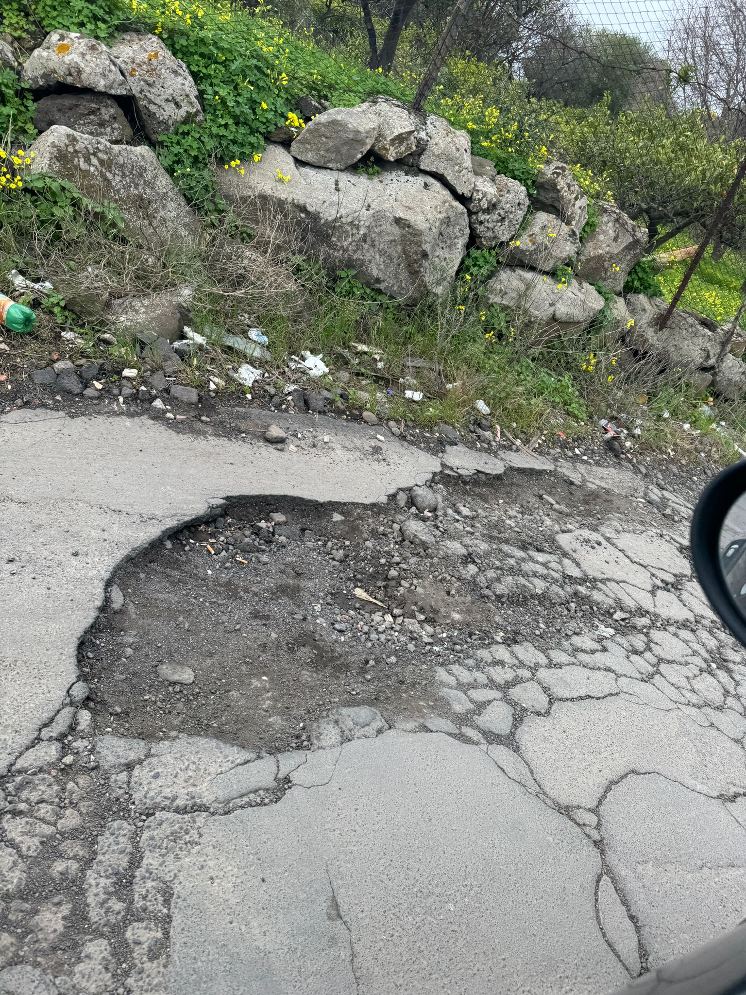 Paternò–Belpasso, via Scala Vecchia sempre più impraticabile: “Salita delle Tre Case distrutta dalle buche”