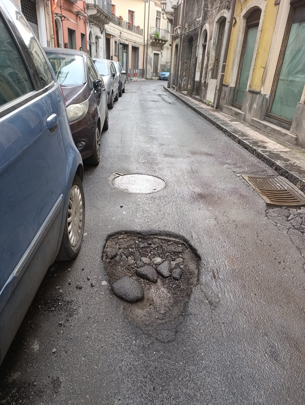 Paternò, buca profonda in via Garibaldi: segnalato pericolo per auto e moto