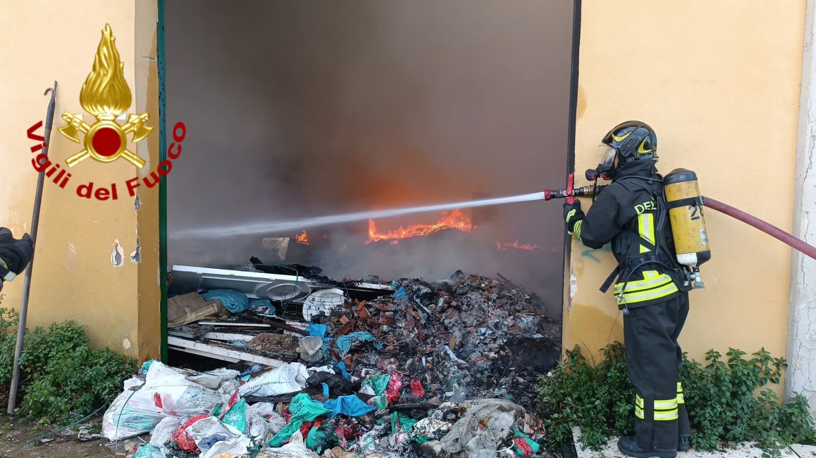 Misterbianco, capannone in fiamme sulla SP54: Vigili del Fuoco in azione
