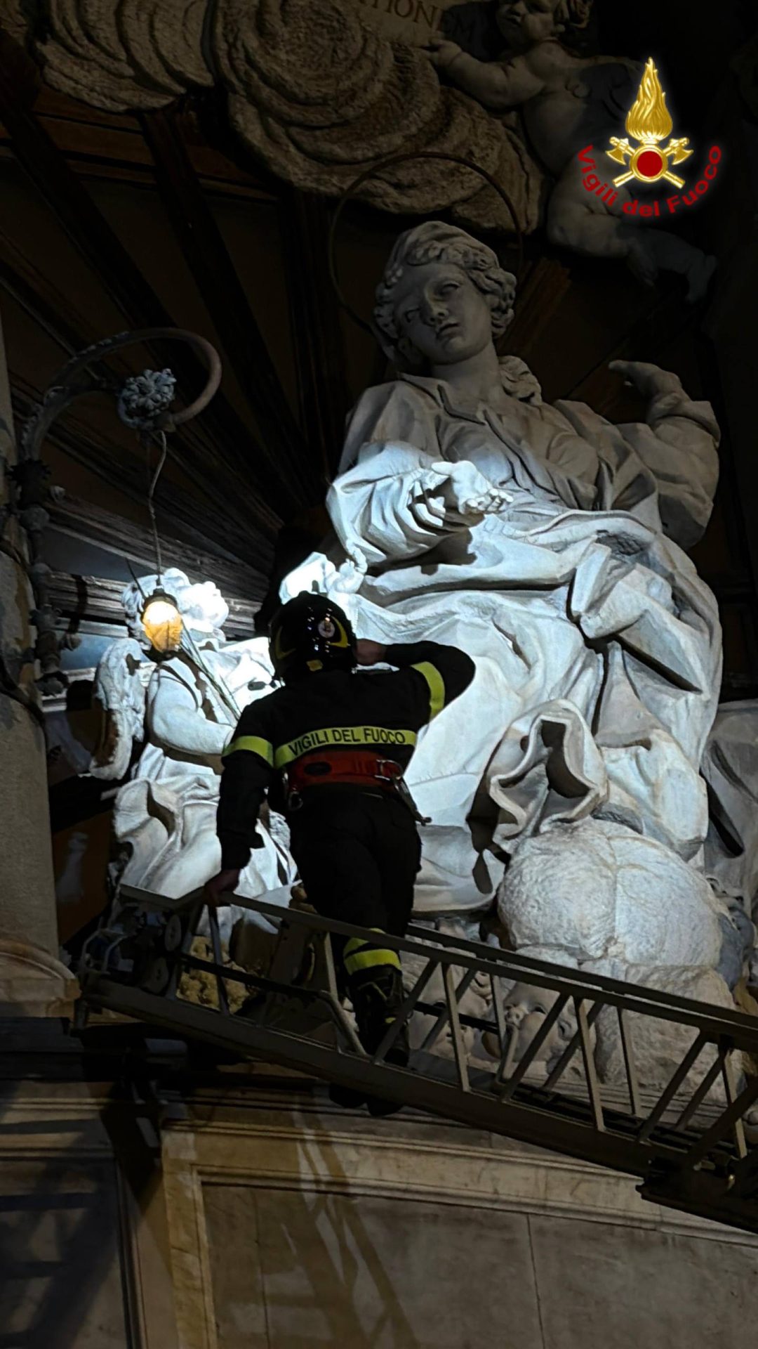 Sant’Agata 2026, le immagini dell’omaggio dei Vigili del Fuoco in piazza Duomo