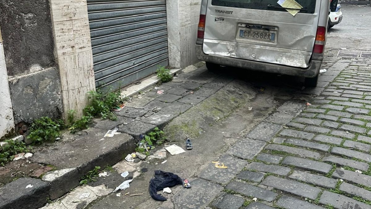 Paternò, rimossi rifiuti e materassi dal centro dopo la segnalazione: intervento della Polizia Municipale - 