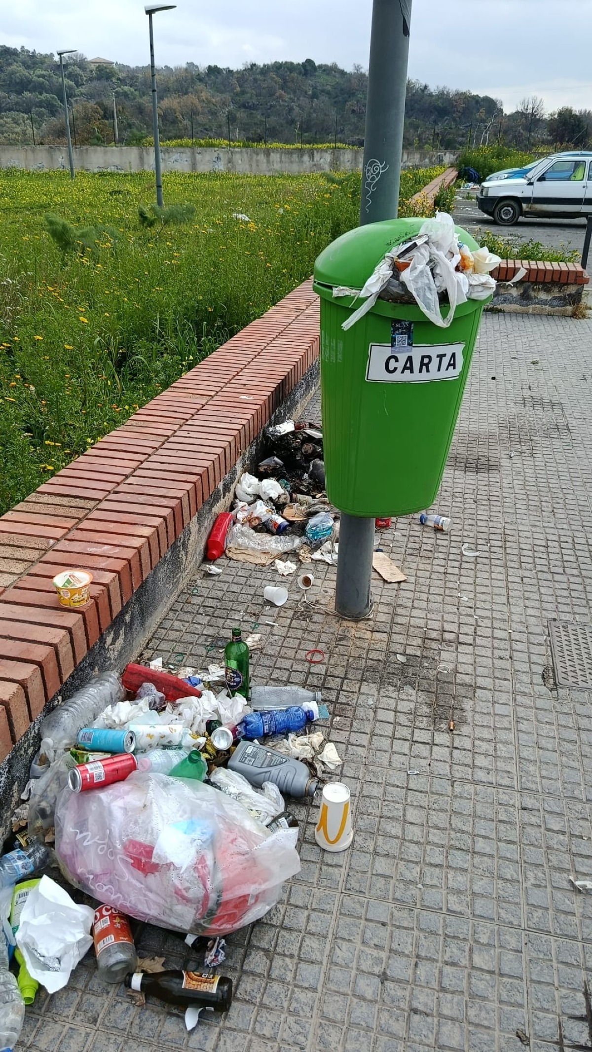 Rifiuti a terra e cestini pieni a Currone: i cittadini segnalano ancora degrado - 