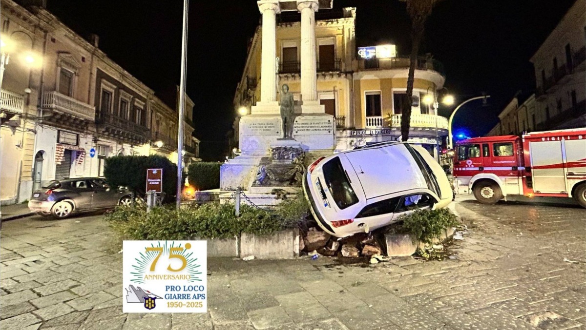 Notte di paura a Giarre: auto si schianta contro il monumento ai caduti, due feriti - 