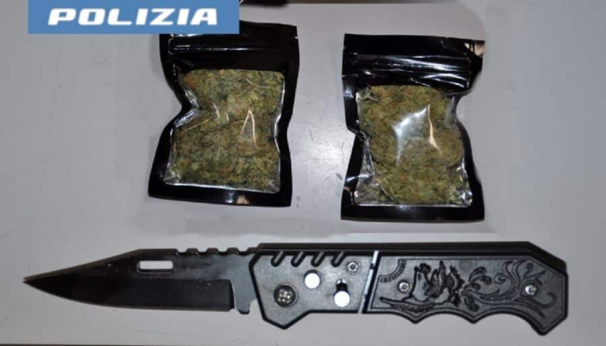 Adrano, in auto con marijuana e coltello: denunciati due giovani di 19 e 21 anni - 