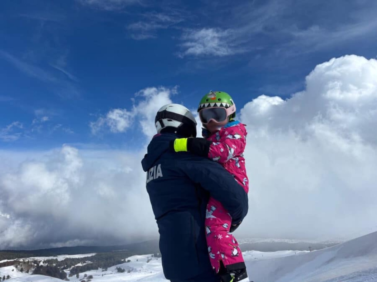 Etna Nord, bimba bloccata sulla neve salvata dalla Polizia: agente la prende in braccio e la riporta a valle tra gli applausi - 