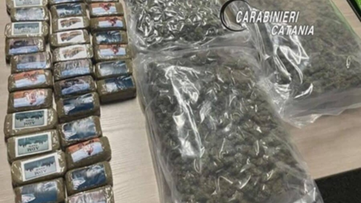 Folle inseguimento sulla SS417 a Ramacca: in auto rubata quasi 8 chili di droga, arrestato 36enne appena scarcerato - 