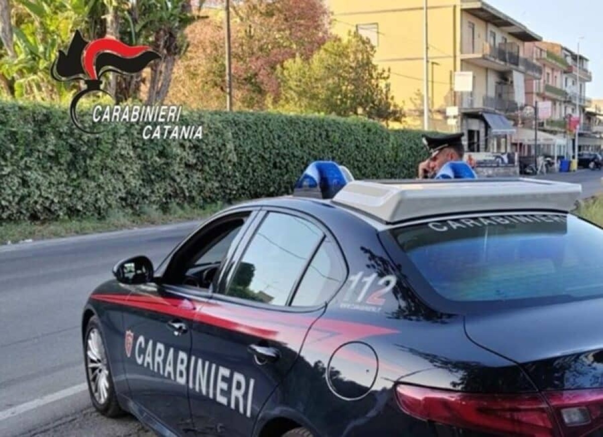 Rubano un’auto e scappano speronando vetture in sosta: arrestati a Catania - 