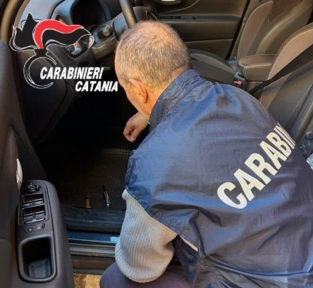 Piedimonte Etneo, controlli dei Carabinieri: fermati due uomini con coltelli a serramanico, denunciati - 