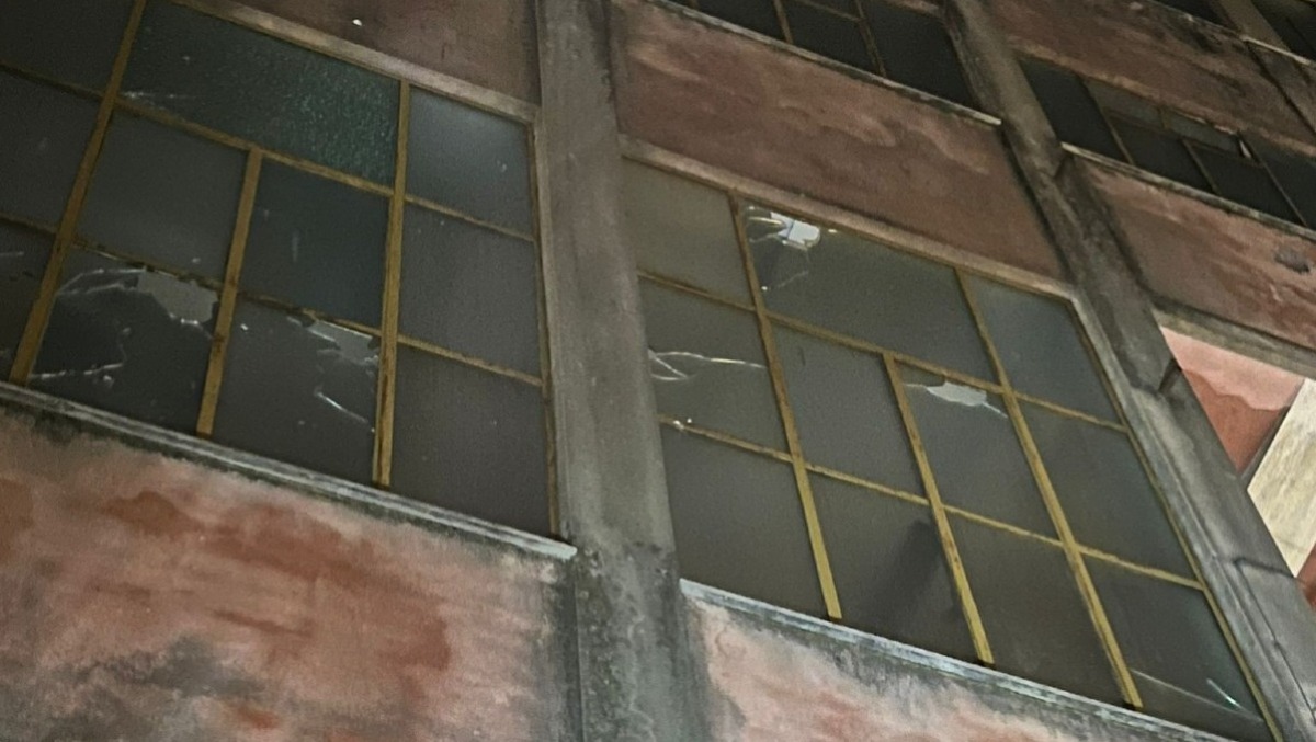 Paternò, vetri pericolanti dall’ex cinema Metropoli: timori per pedoni e scooter - 