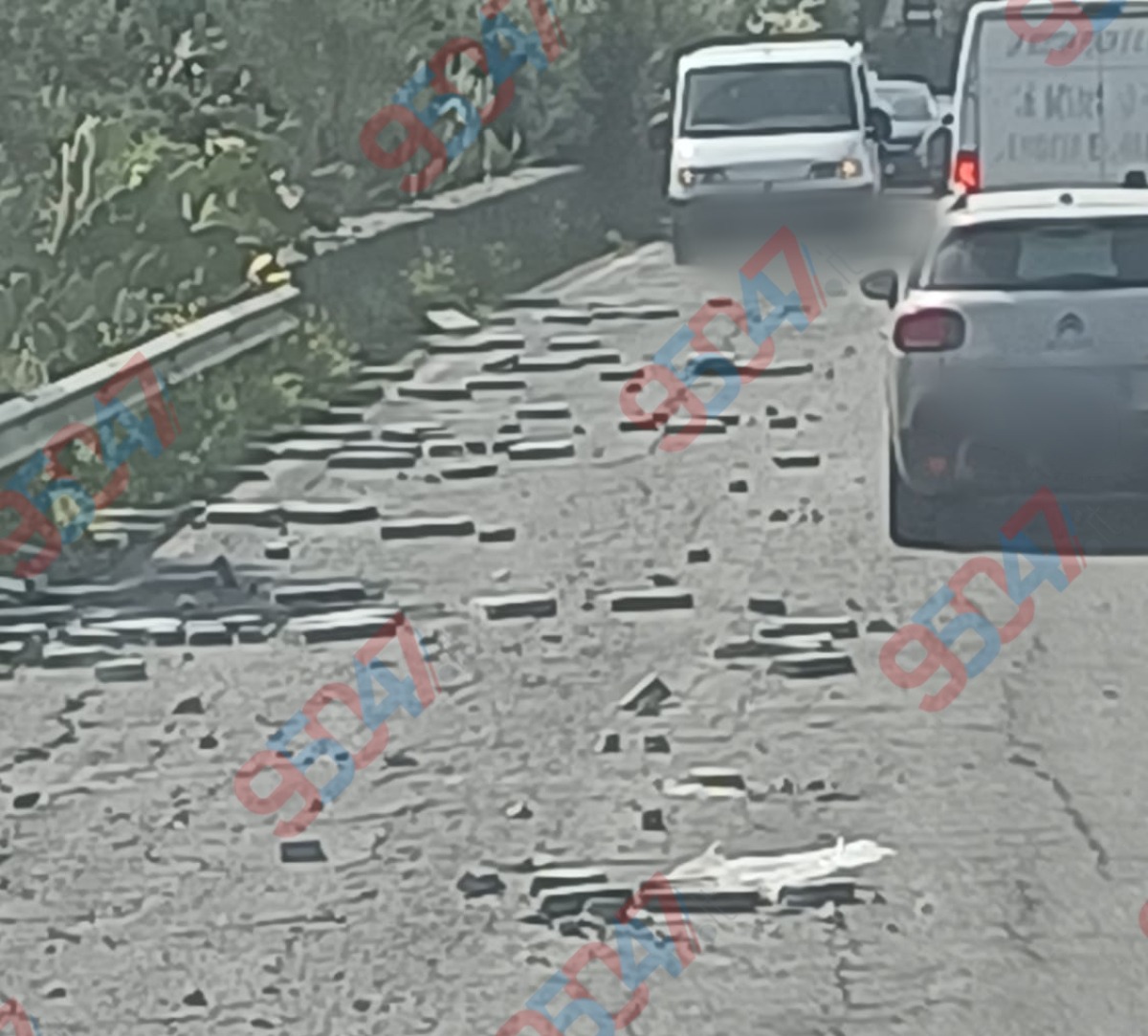 🔴🔴 Via Mongibello, camion perde laterizi sulla carreggiata: attenzione alla strada per Ragalna - 