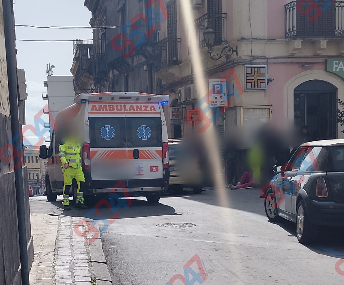 Paternò, malore improvviso mentre guida: si ferma in tempo e arrivano i soccorsi