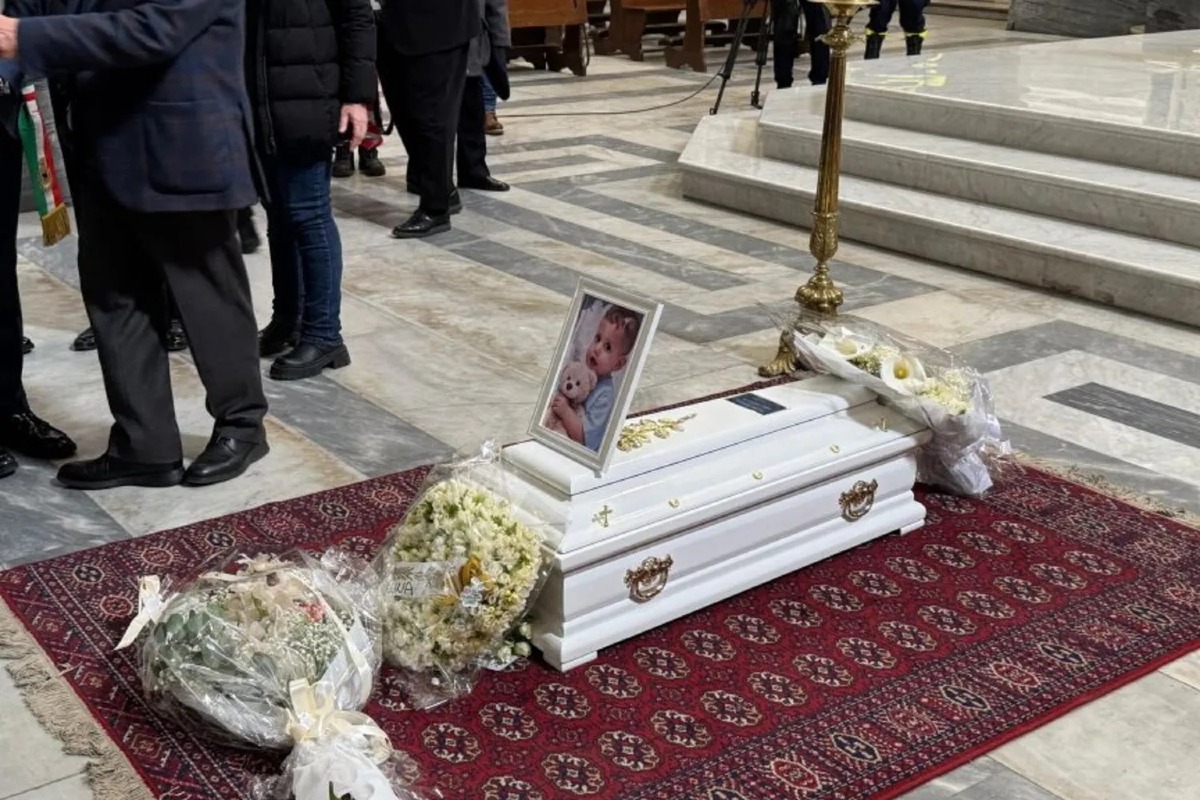 L’Italia piange il piccolo Domenico: ‘Abbiamo il cuore spezzato’. Meloni ai funerali - FOTO A