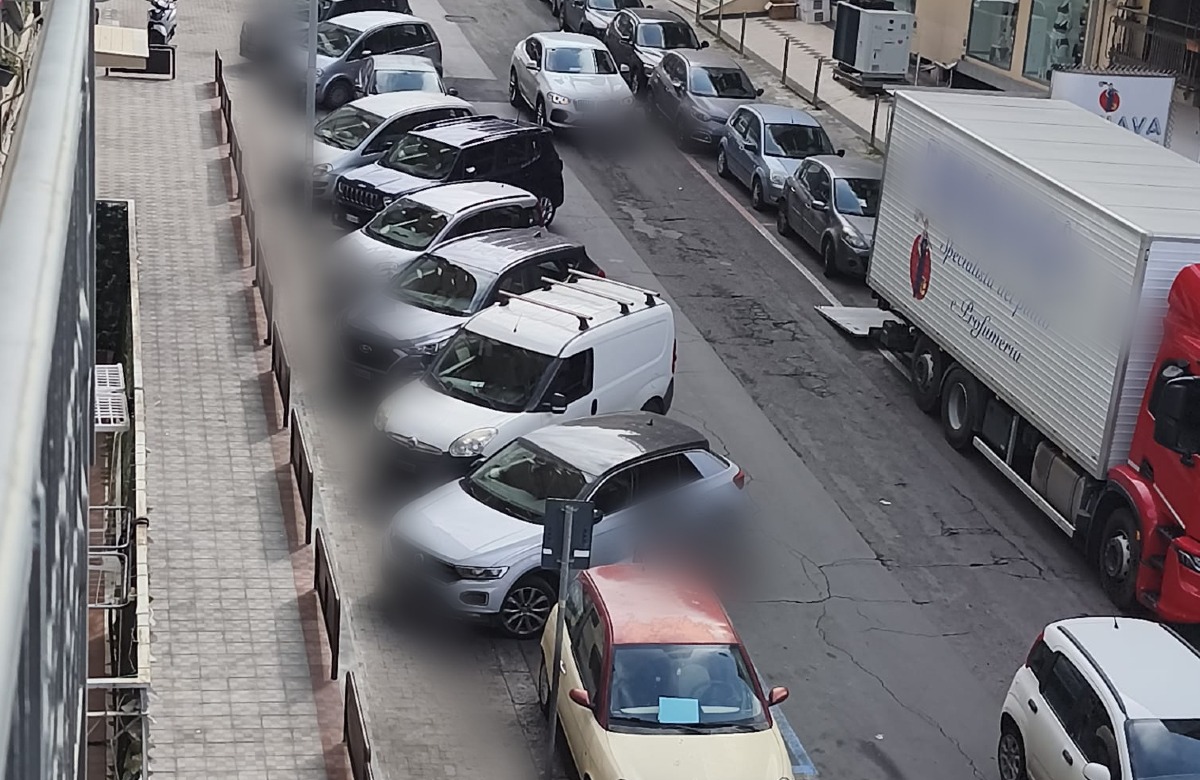 Paternò, segnalazione utente: “Paghiamo le strisce blu ma nei parcheggi è il caos - 